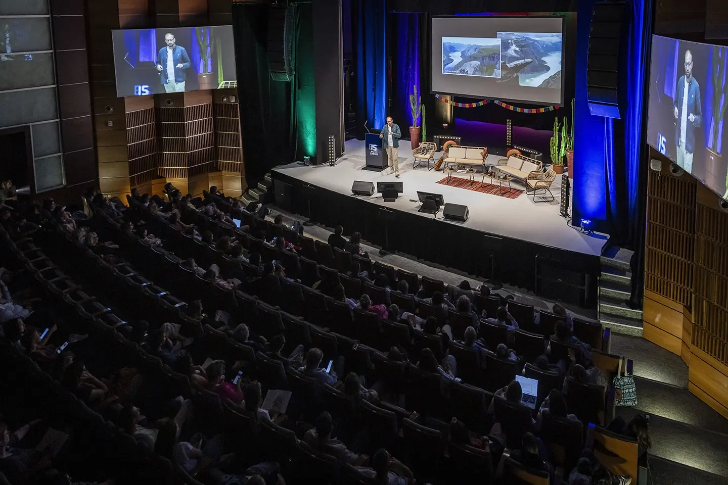 La salle pleine des Rencontres nationales du e-tourisme à Pau, Nicolas François sur scène